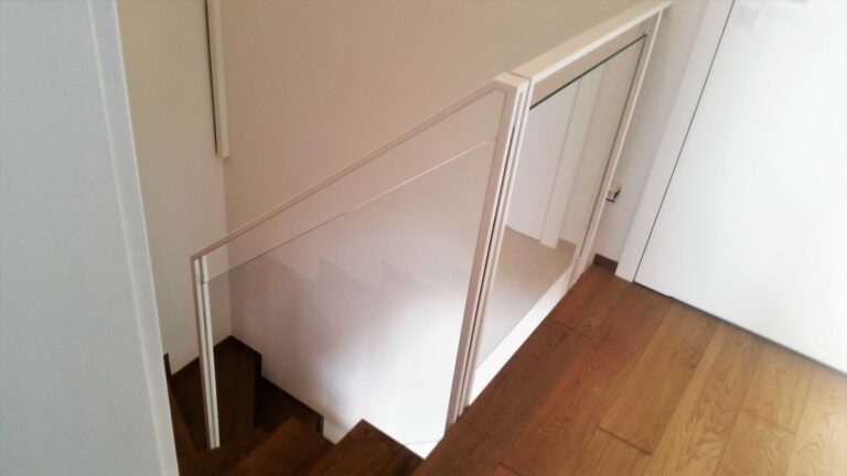 Nowoczesna balustrada szklana przy schodach w domu jednorodzinnym – minimalistyczne i estetyczne rozwiązanie