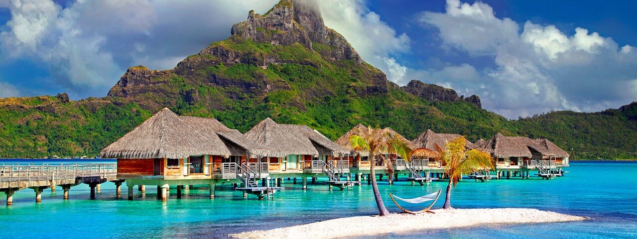 Luksusowe bungalowy na wodzie na Bora Bora w Polinezji Francuskiej