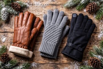 rękawiczki zimowe skórzane, wełniane i smart-touch na drewnianym stole